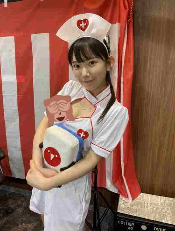 长泽茉里奈美照:妹妹长泽圣爱今年19岁,也是她第一次拍摄写真.
