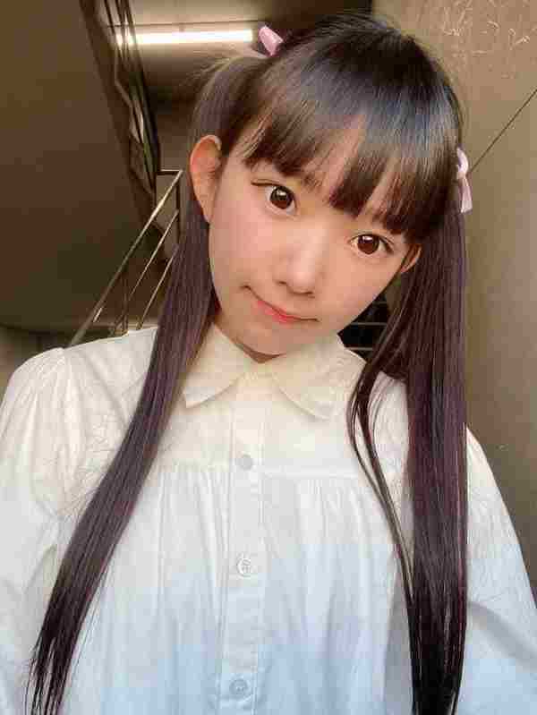 长泽茉里奈美照:妹妹长泽圣爱今年19岁,也是她第一次拍摄写真.