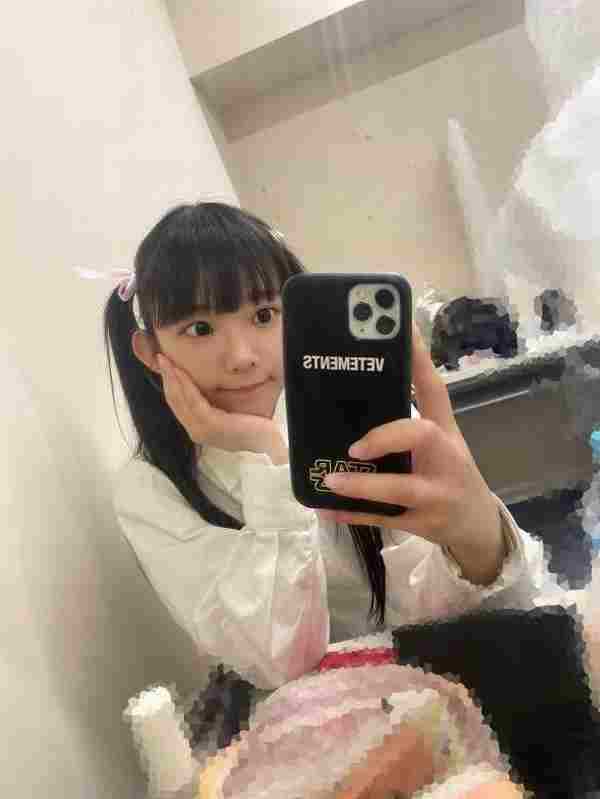 长泽茉里奈美照:妹妹长泽圣爱今年19岁,也是她第一次拍摄写真.